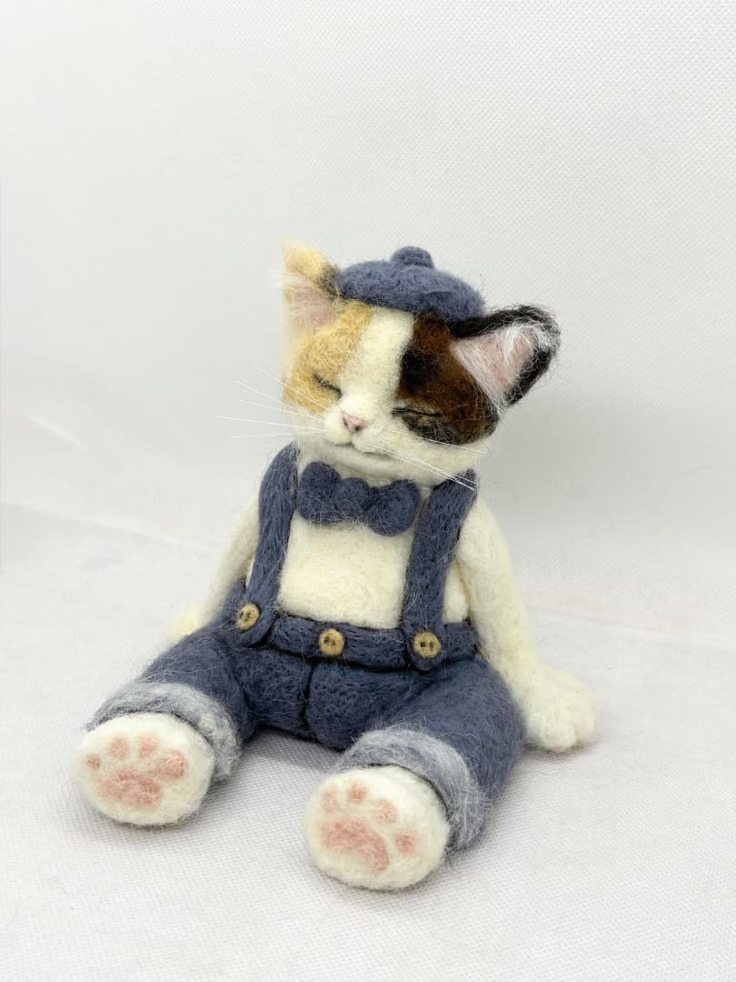 A猫 羊毛フェルト　寝てるのかな？三毛猫アートドール【ハンドメイド 羊毛フェルト