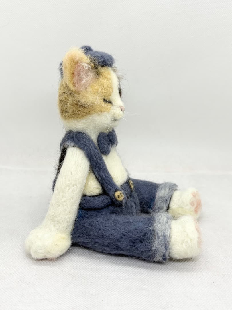 A猫 羊毛フェルト　寝てるのかな？三毛猫アートドール【ハンドメイド 羊毛フェルト