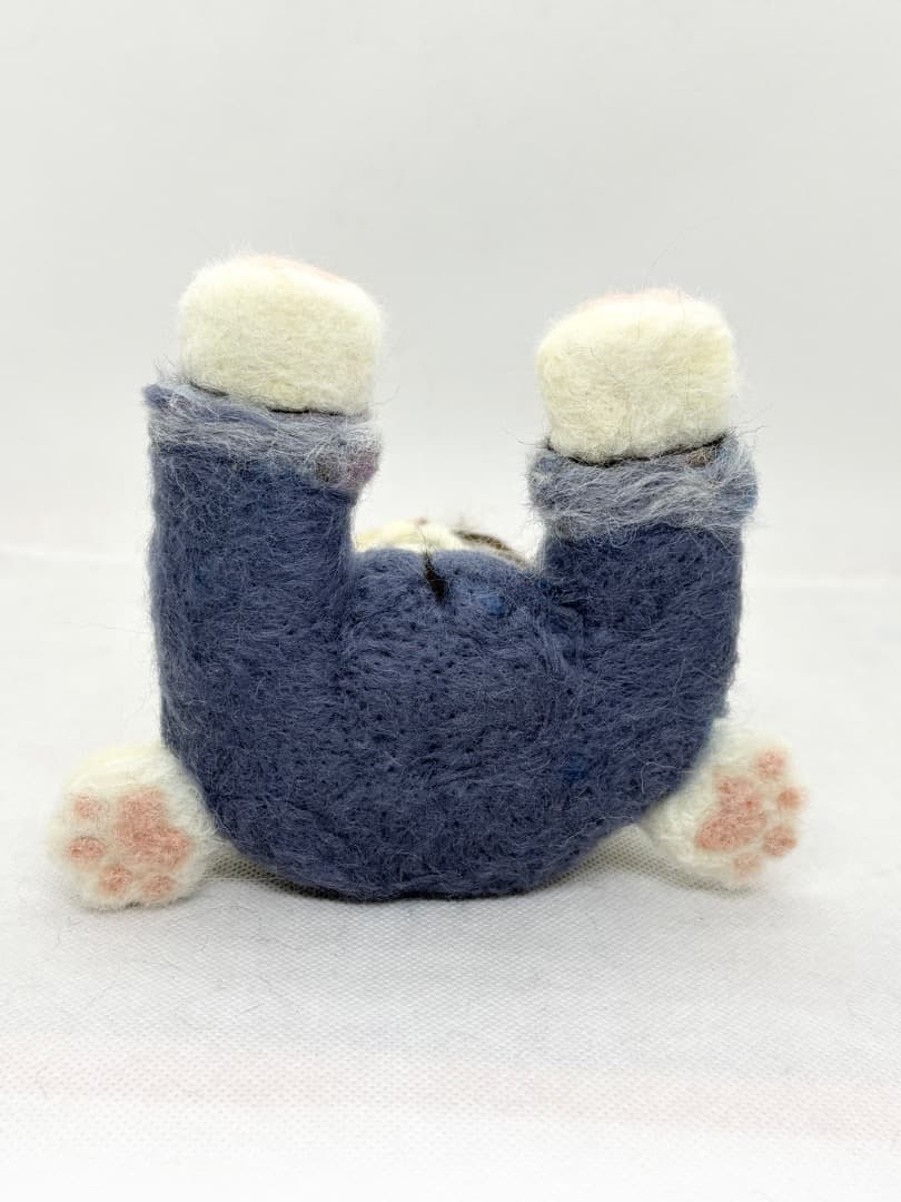 A猫 羊毛フェルト　寝てるのかな？三毛猫アートドール【ハンドメイド 羊毛フェルト