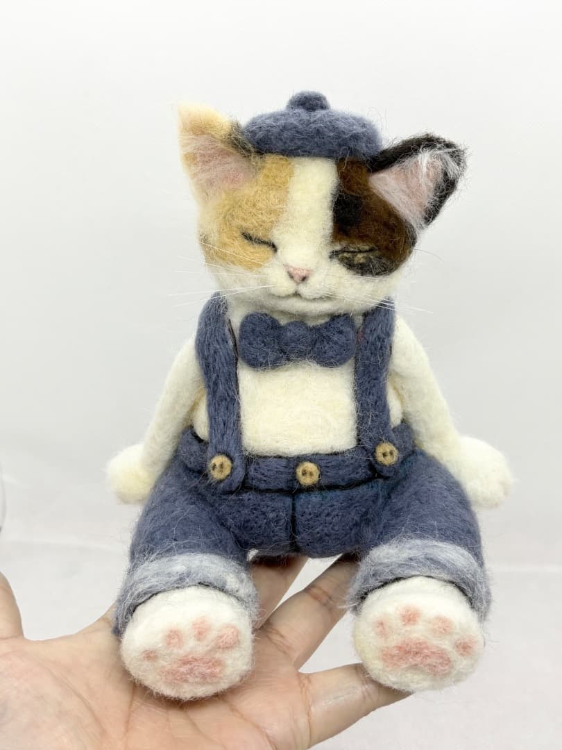 A猫 羊毛フェルト　寝てるのかな？三毛猫アートドール【ハンドメイド 羊毛フェルト