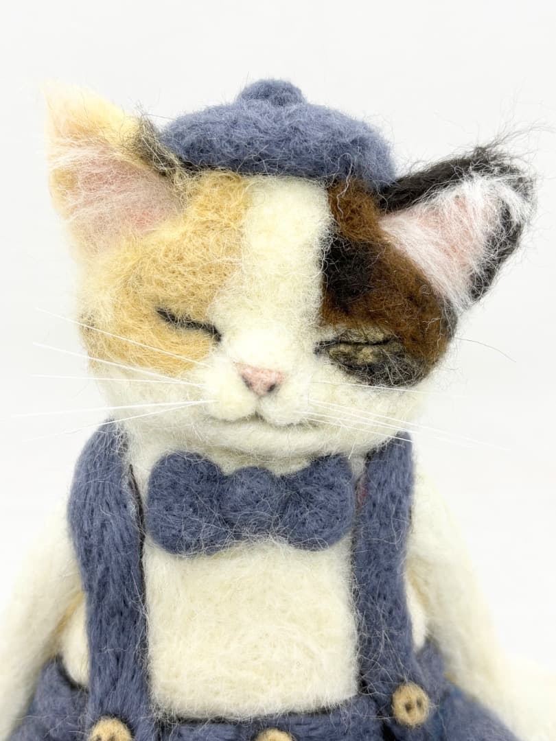 A猫 羊毛フェルト　寝てるのかな？三毛猫アートドール【ハンドメイド 羊毛フェルト
