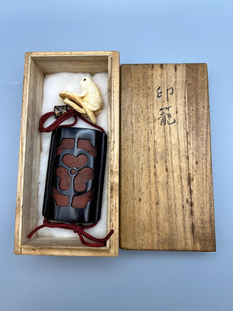 印籠 時代 三段 緒締 提げ物 草履に蛙根付 在銘 細密細工 重量約49g