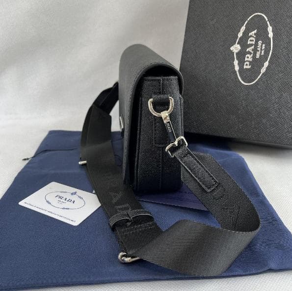 極美品 ブラックショルダーバッグレザー