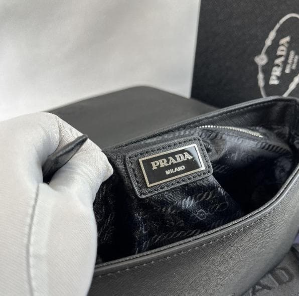 極美品 ブラックショルダーバッグレザー