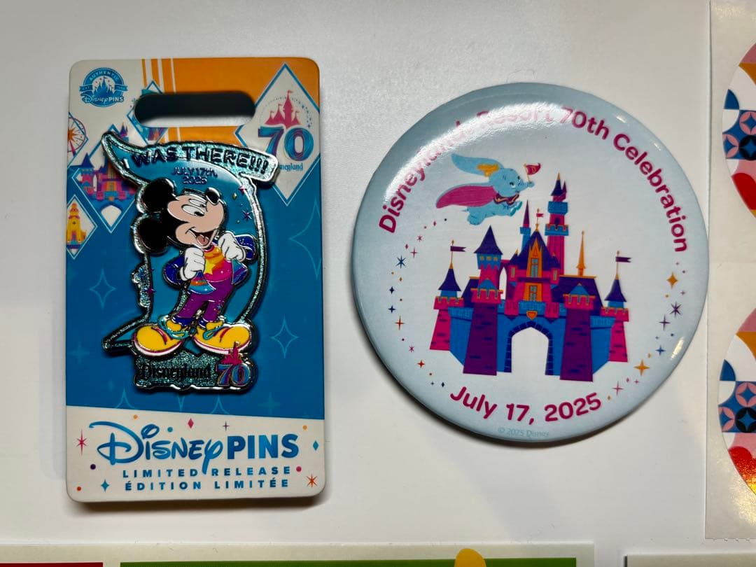 カリフォルニアディズニー 70周年記念ピン・缶バッチ・ポストカード