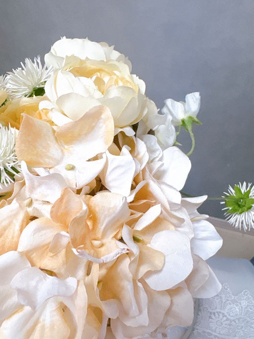 柔らかいベージュ&ホワイトのクラッチブーケ アーティフィシャルフラワー