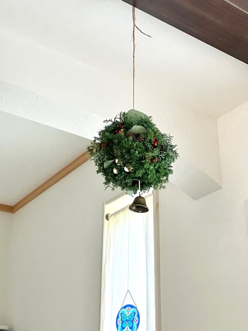 針葉樹と木ノ実のクリスマスボール☆フライングフラワーボール