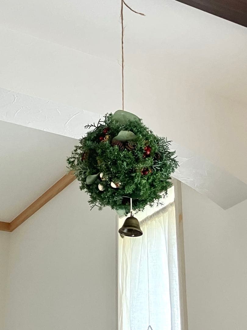 針葉樹と木ノ実のクリスマスボール☆フライングフラワーボール