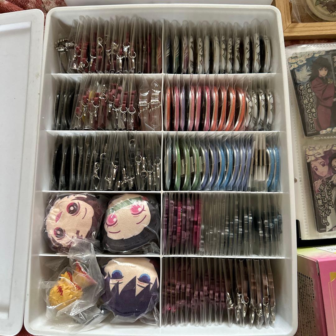 鬼滅の刃 缶バッジ ラバスト等約500点まとめ売り