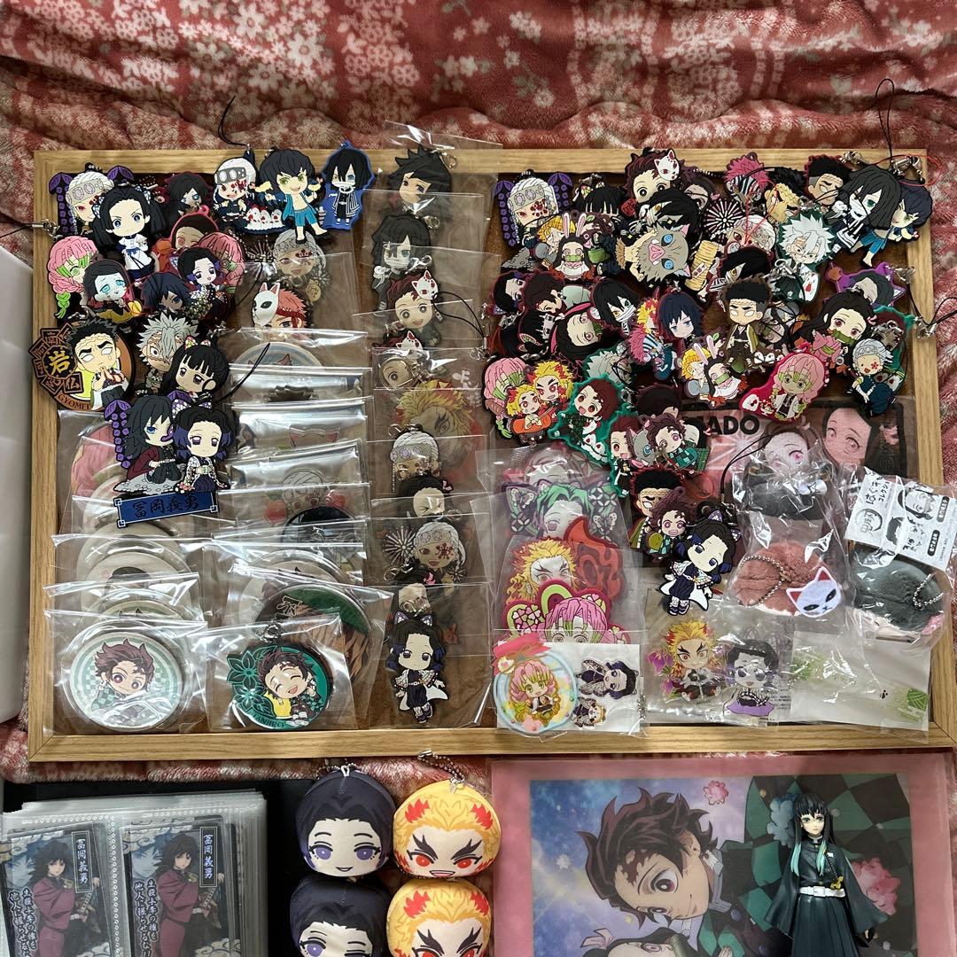 鬼滅の刃 缶バッジ ラバスト等約500点まとめ売り