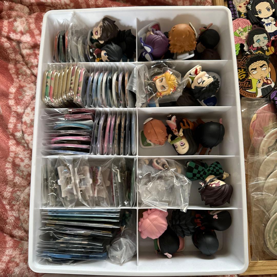 鬼滅の刃 缶バッジ ラバスト等約500点まとめ売り