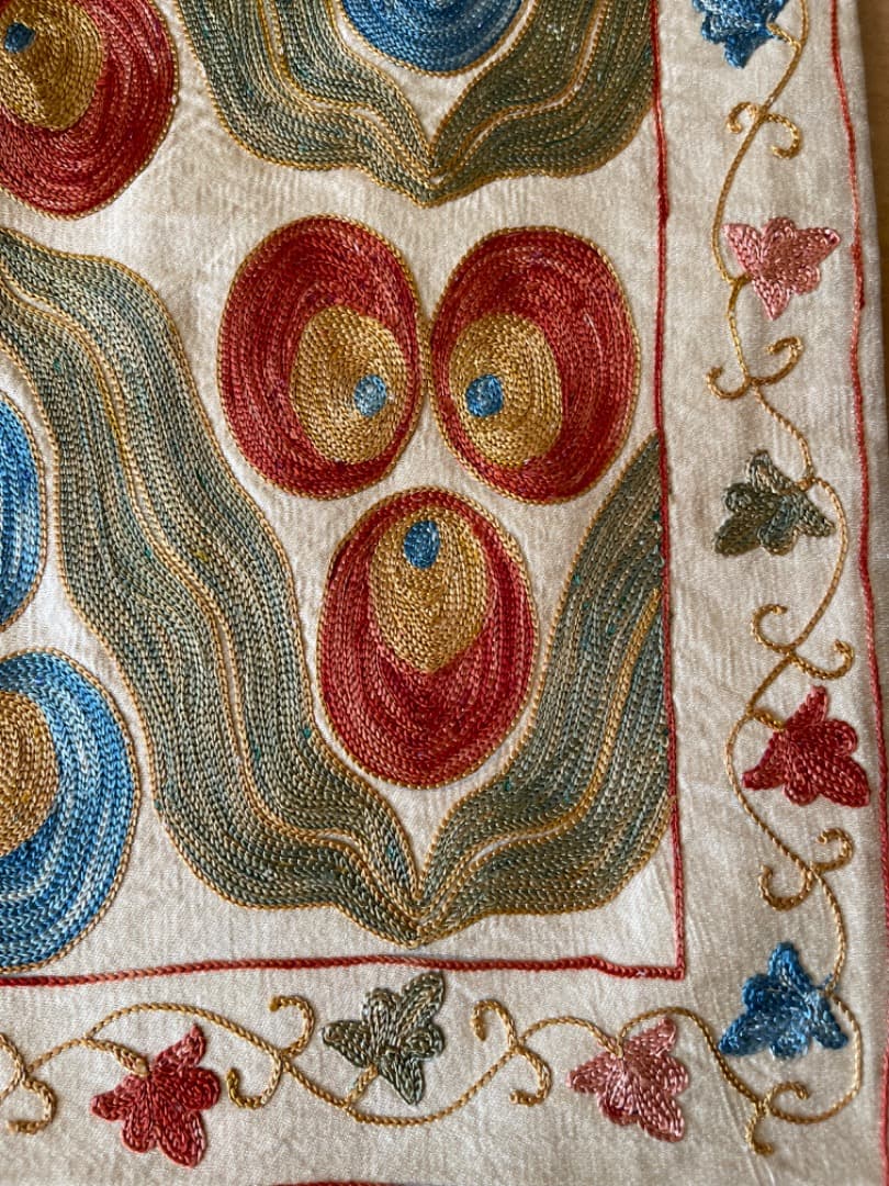 ウズベキスタン伝統刺繍スザニ　シルクonシルク　クッションカバー