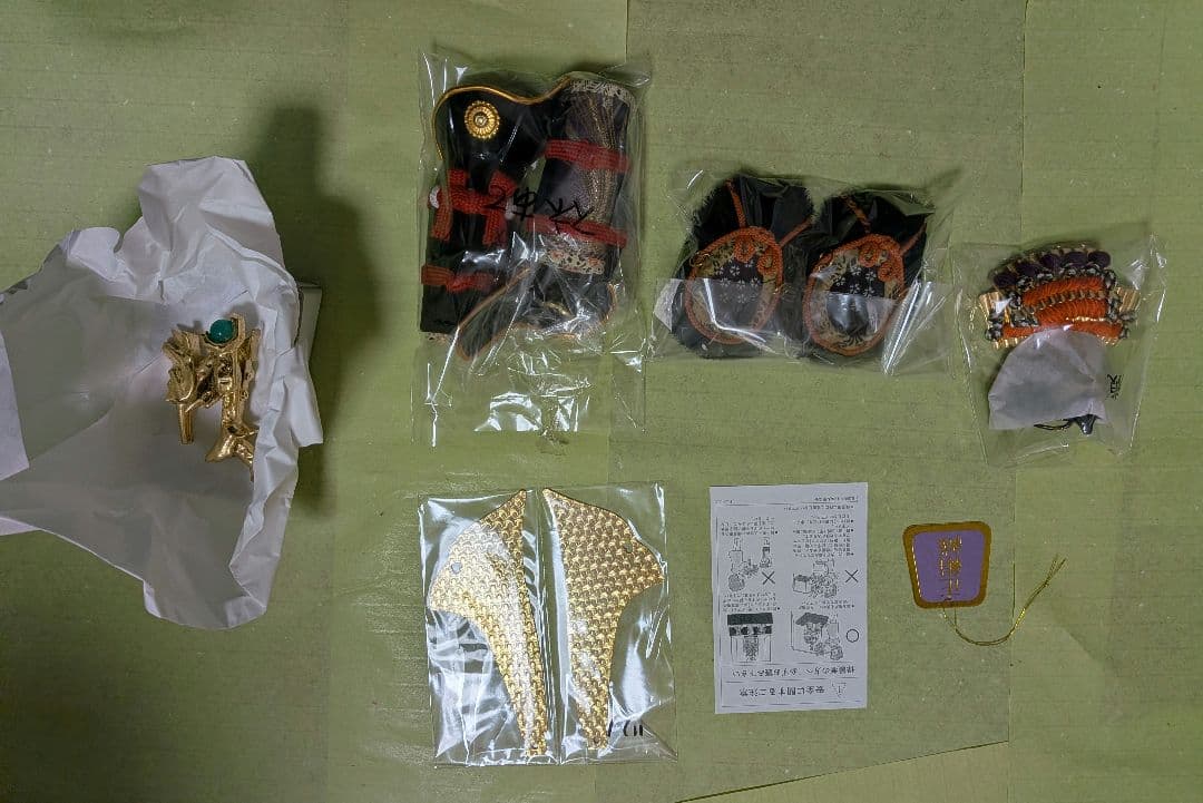 五月人形平飾り　武人作8号　木彫箔押竜　朱赤糸縅　屏風セット