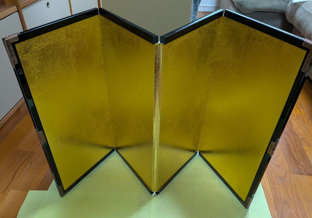 五月人形平飾り　武人作8号　木彫箔押竜　朱赤糸縅　屏風セット