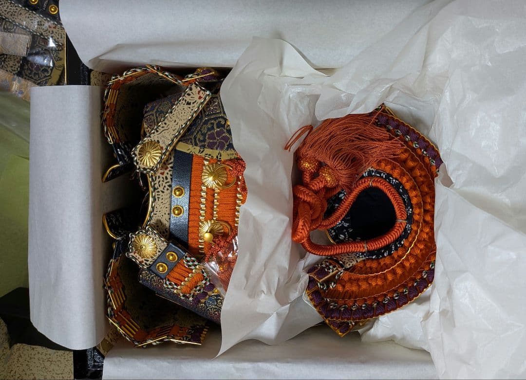 五月人形平飾り　武人作8号　木彫箔押竜　朱赤糸縅　屏風セット