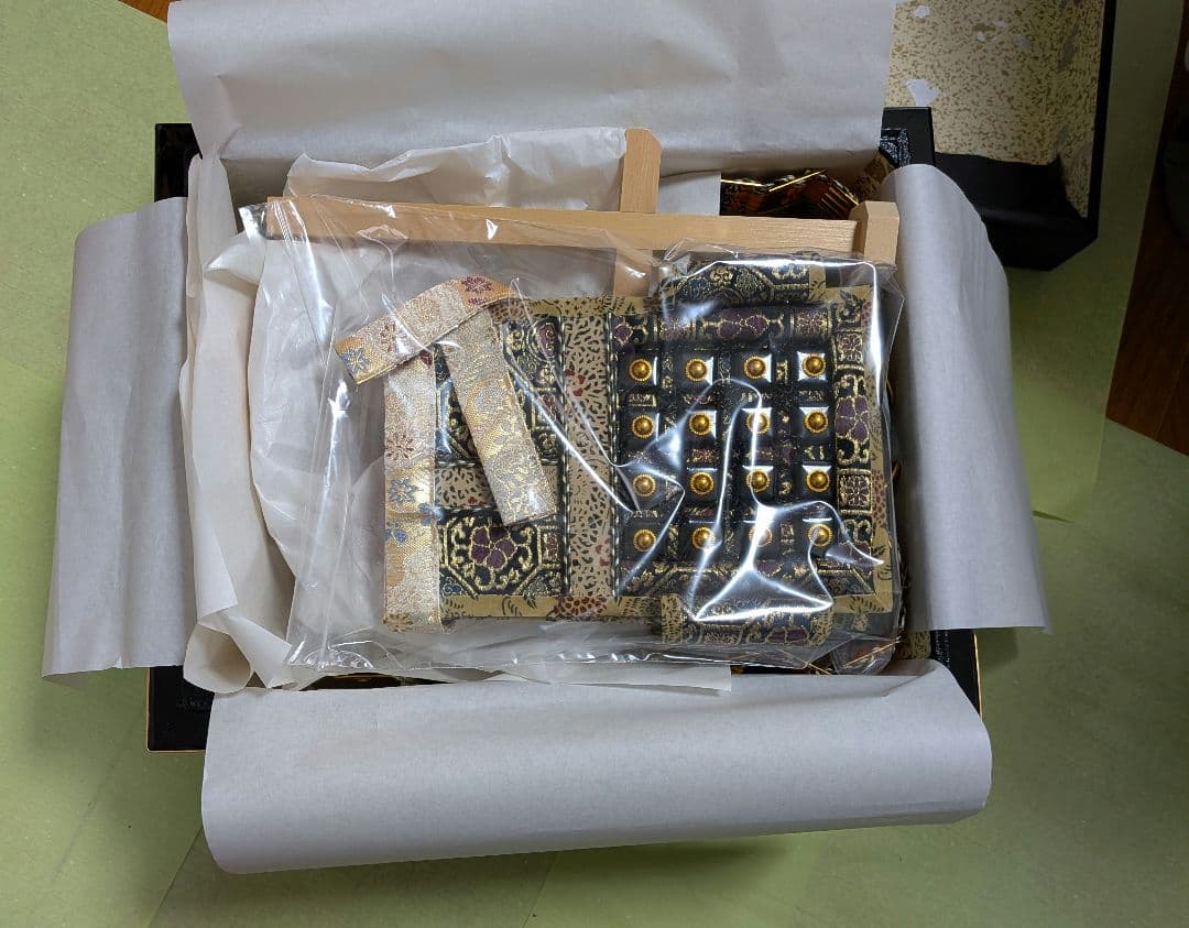 五月人形平飾り　武人作8号　木彫箔押竜　朱赤糸縅　屏風セット