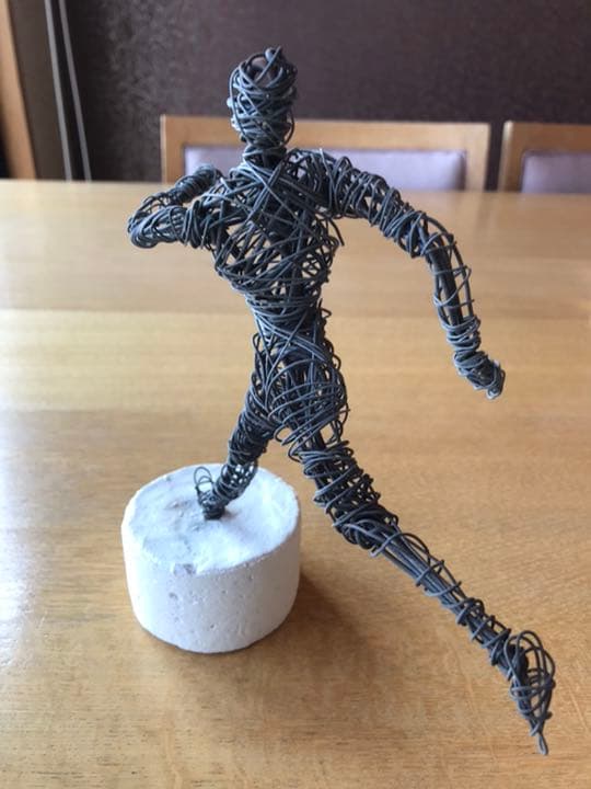 ワイヤーアート　「走る」