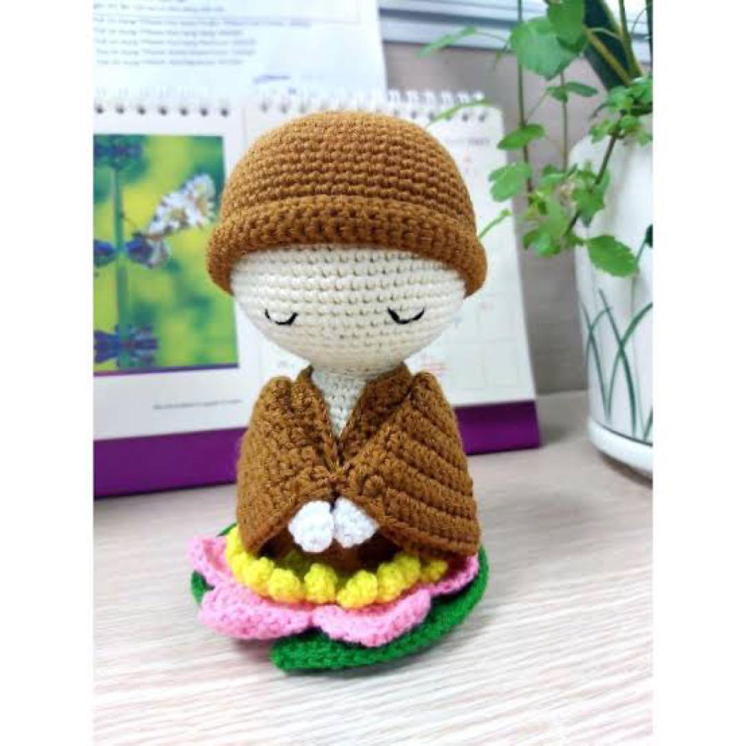 蓮の上に座る僧侶