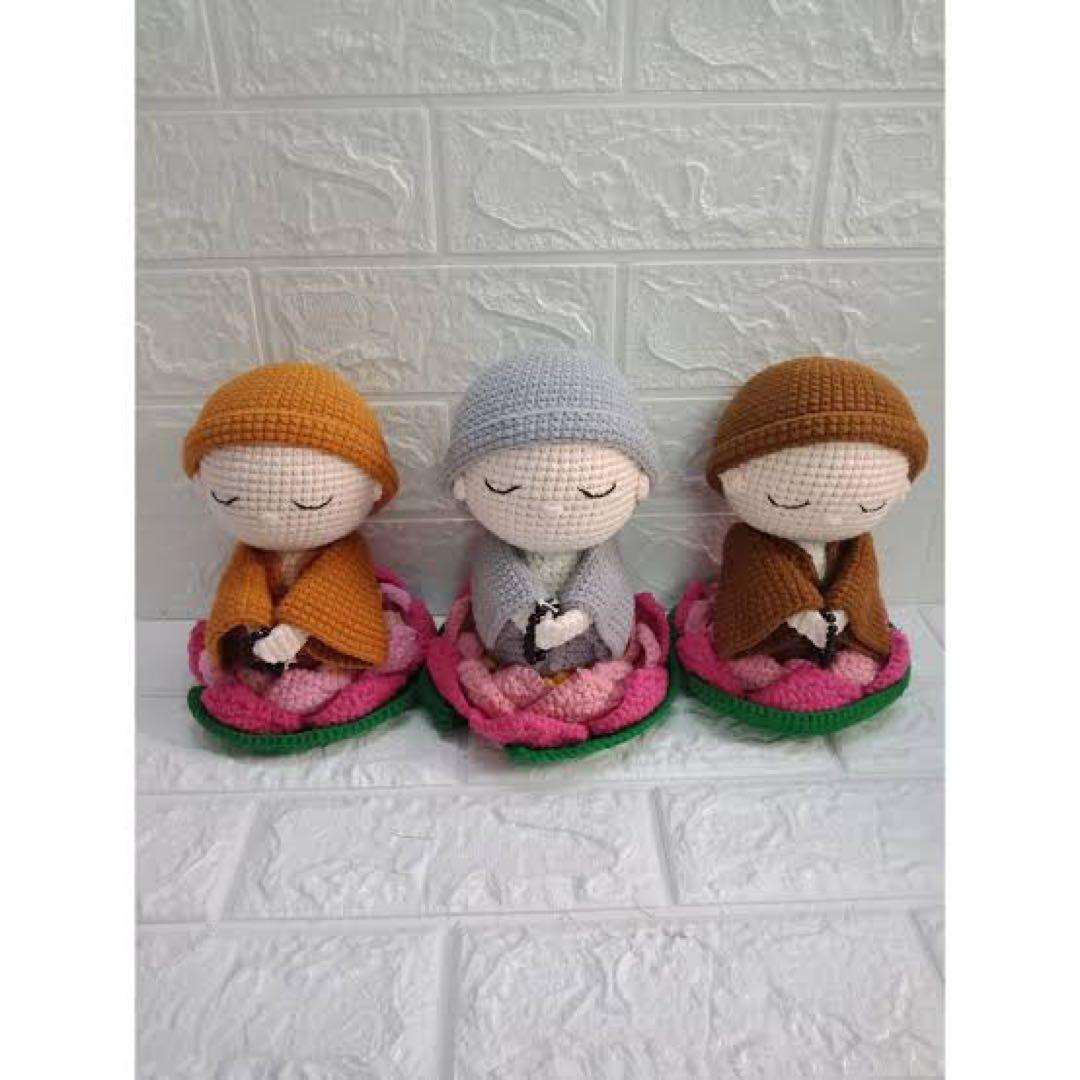 蓮の上に座る僧侶