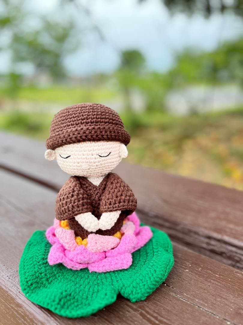 蓮の上に座る僧侶