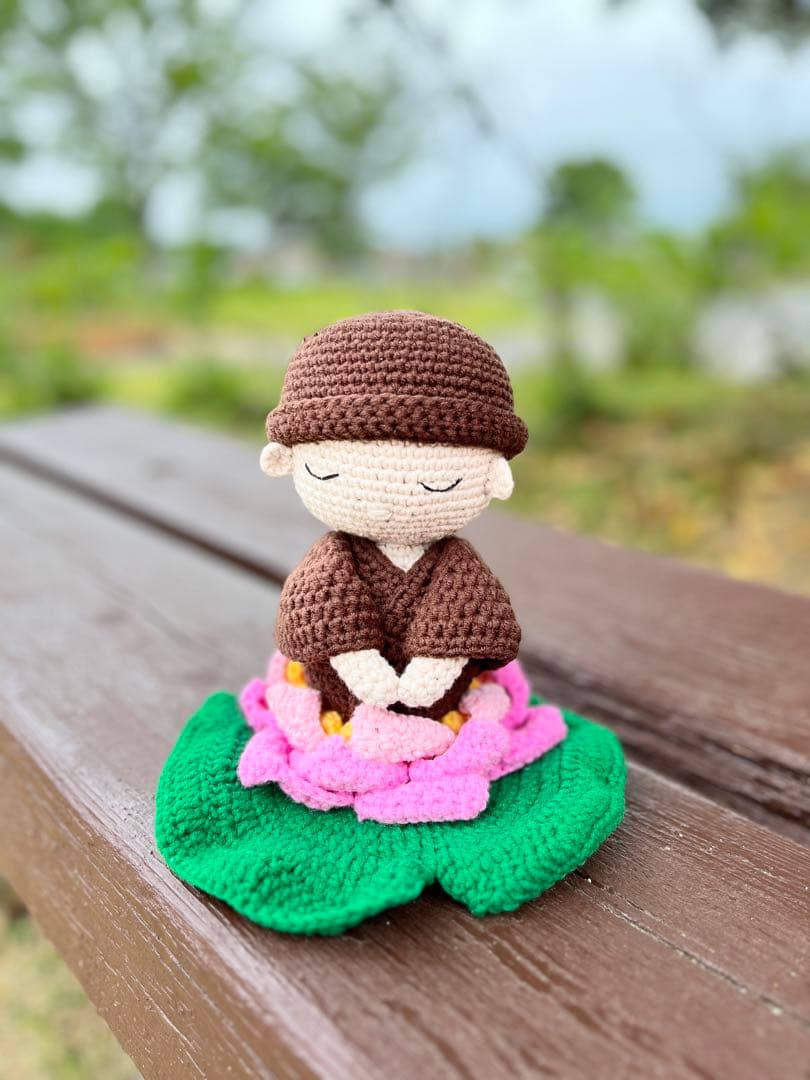 蓮の上に座る僧侶