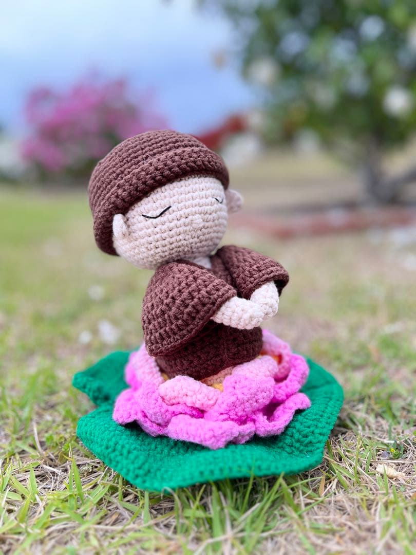 蓮の上に座る僧侶