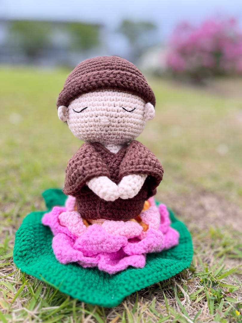 蓮の上に座る僧侶