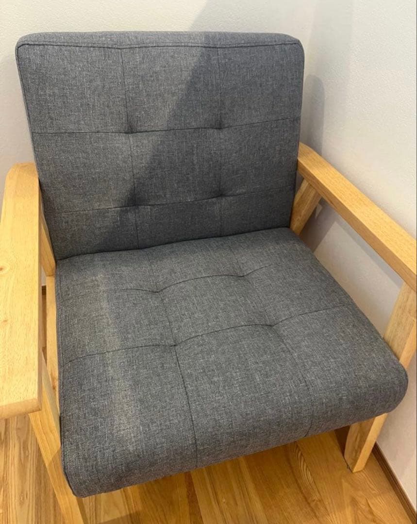 グレーの木製フレーム1人掛けソファ