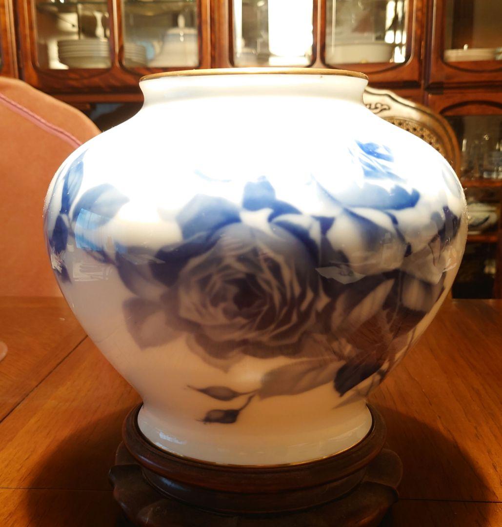 大倉陶園の薔薇柄花瓶　ブルーローズ