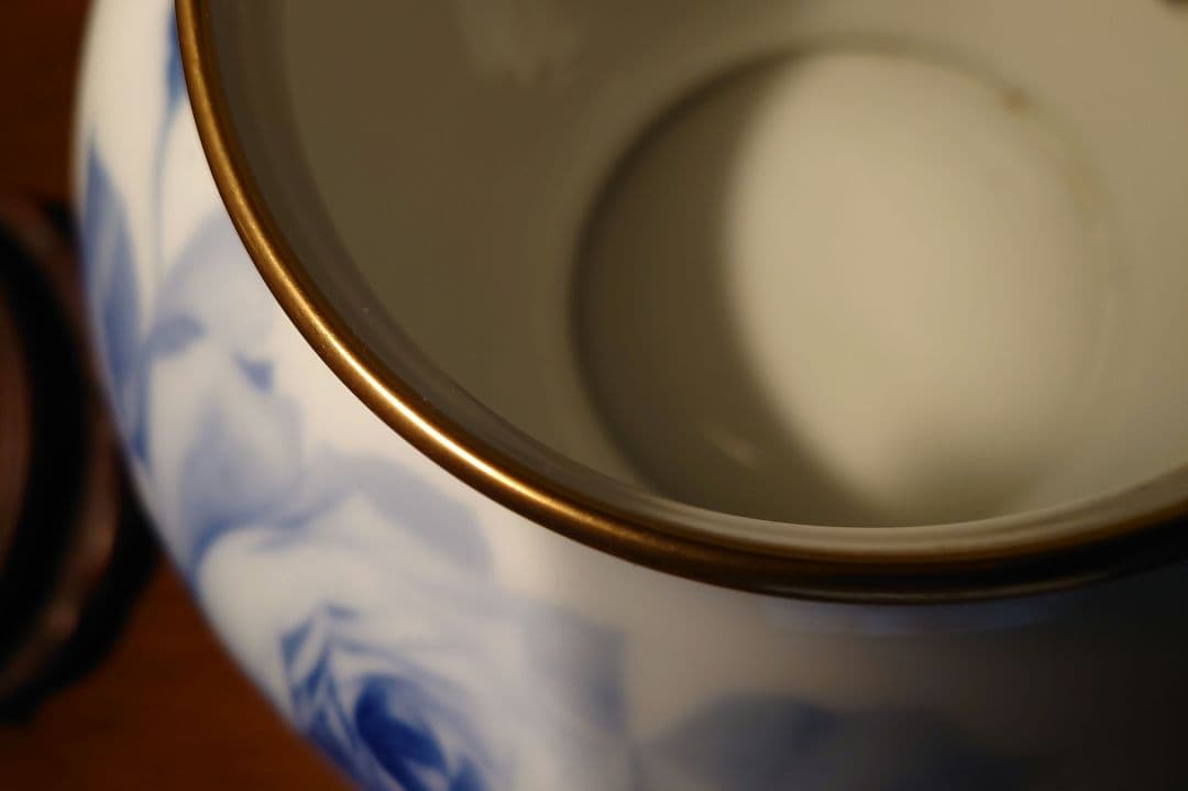 大倉陶園の薔薇柄花瓶　ブルーローズ