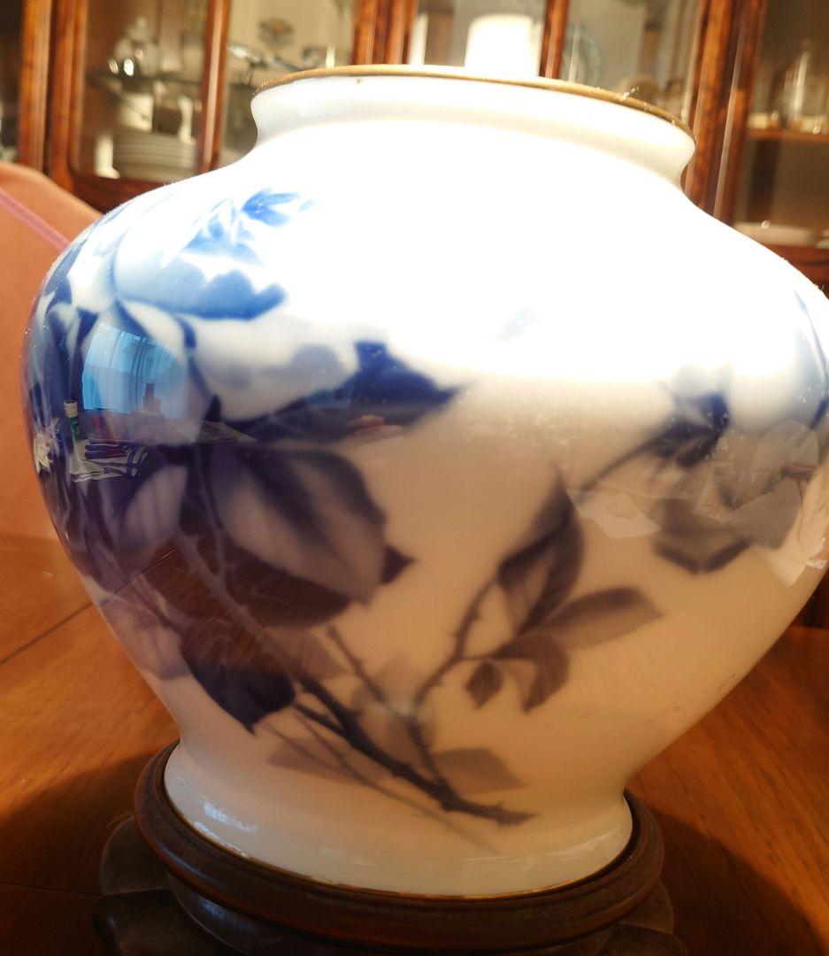 大倉陶園の薔薇柄花瓶　ブルーローズ