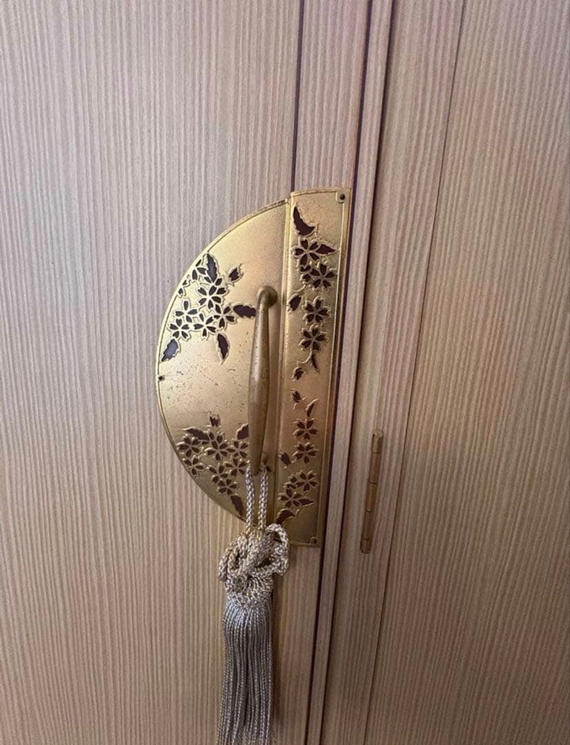 桐ダンス（開戸裏にミラー付き・右扉は両開き・上段に収納箇所があり