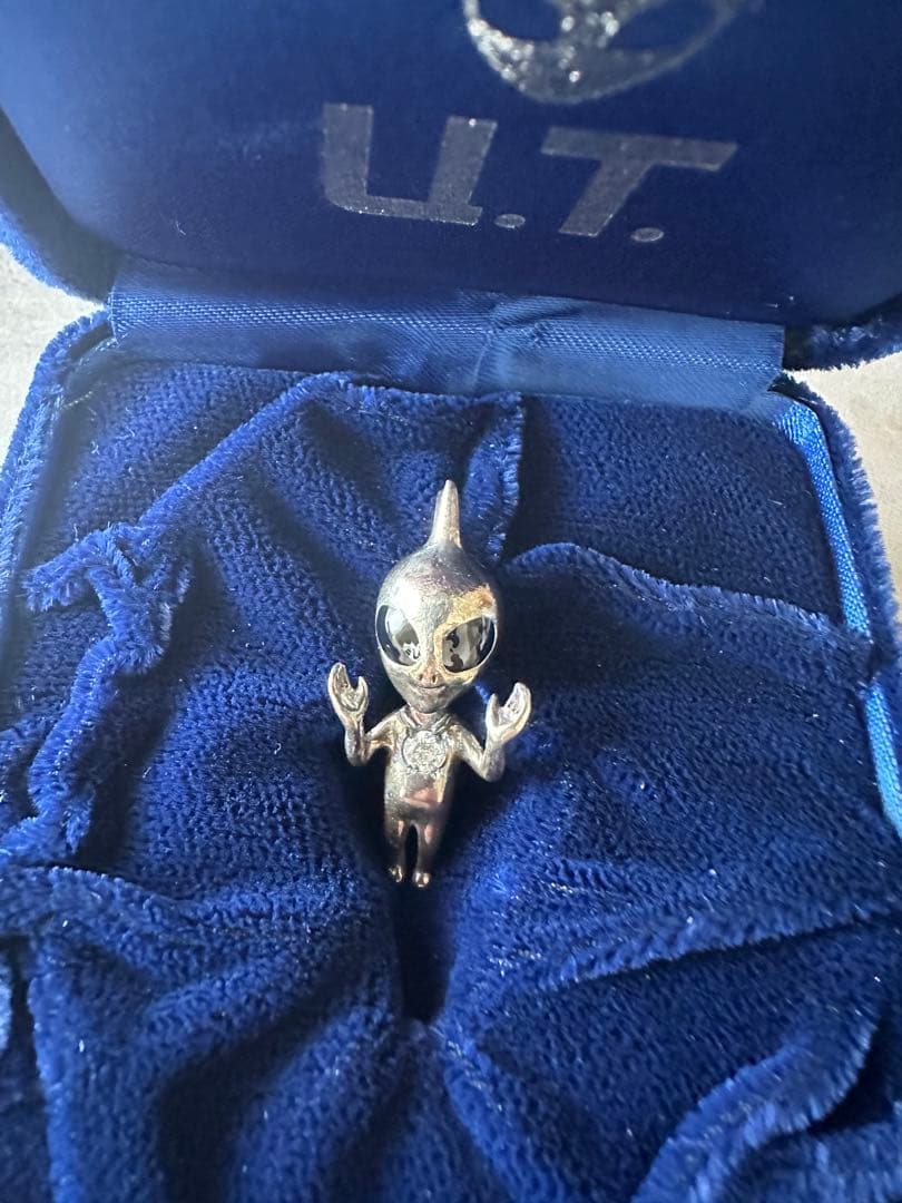 田中貴金属製】輝け！ U.T. 宇宙人 ペンダントトップダイヤモンド0.1ct