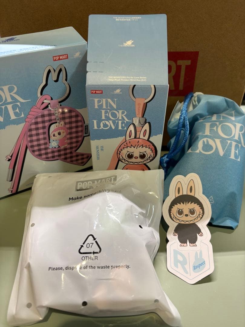 LABUBU PIN FOR LOVEイニシャル チャーム R 2点セット