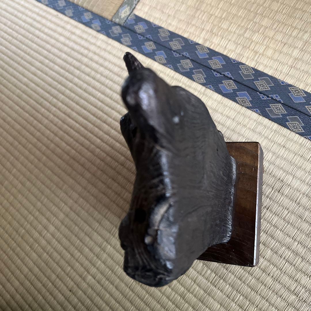 黒い木製の抽象彫刻