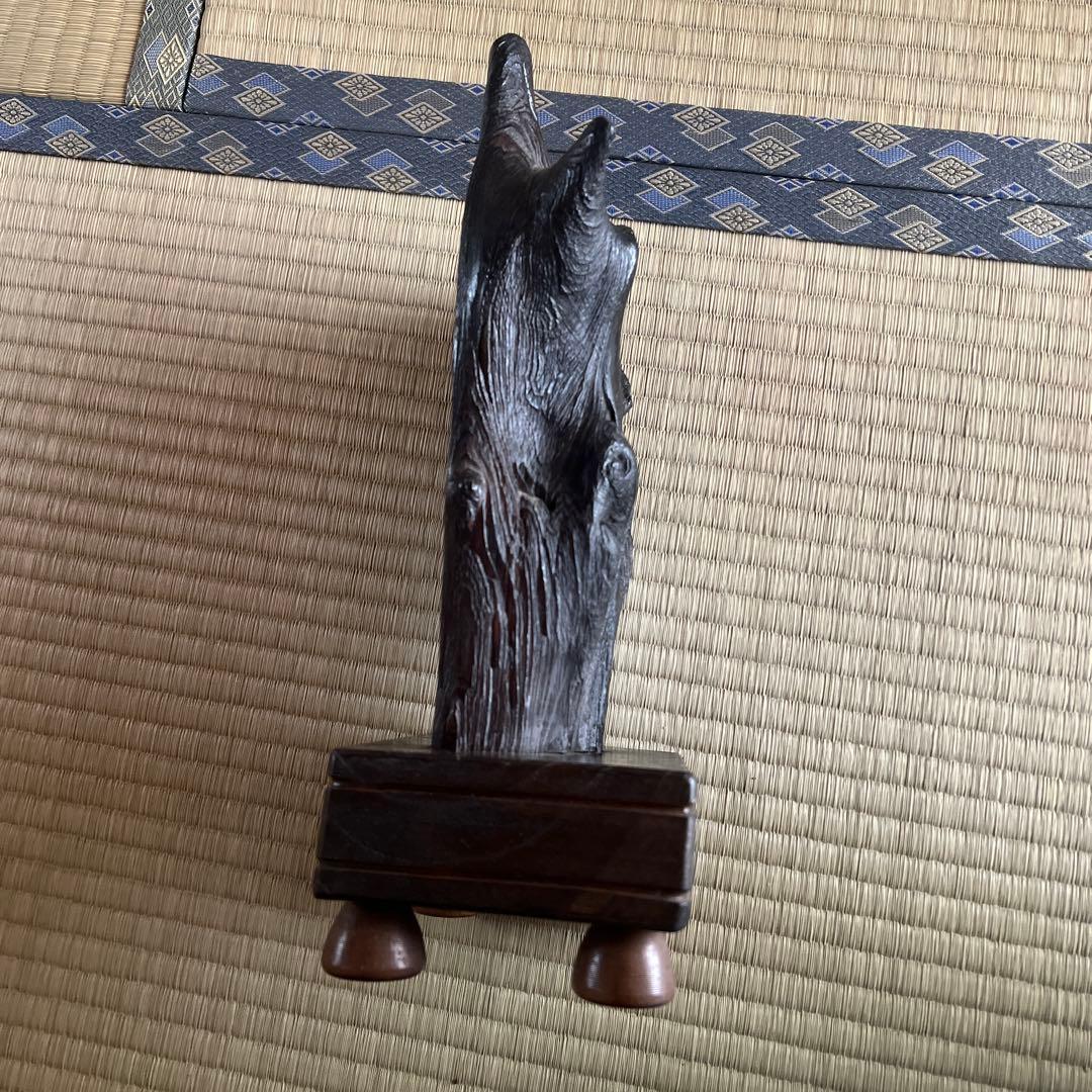 黒い木製の抽象彫刻