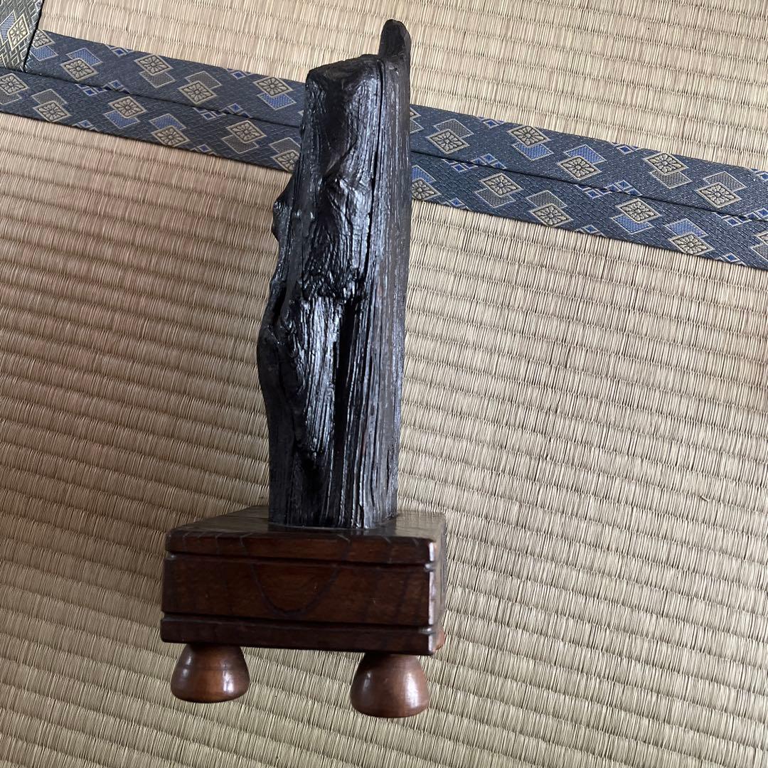 黒い木製の抽象彫刻