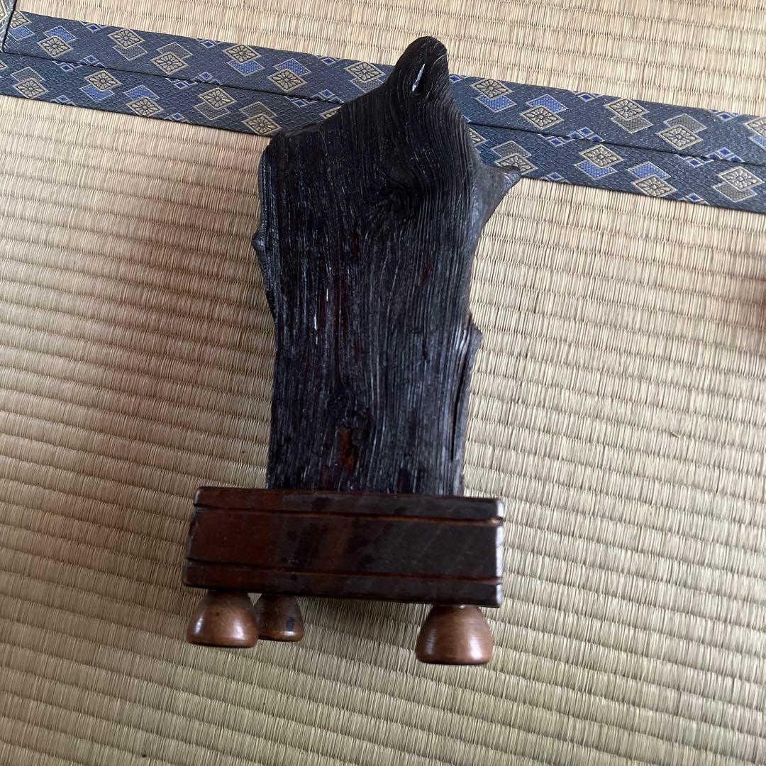 黒い木製の抽象彫刻