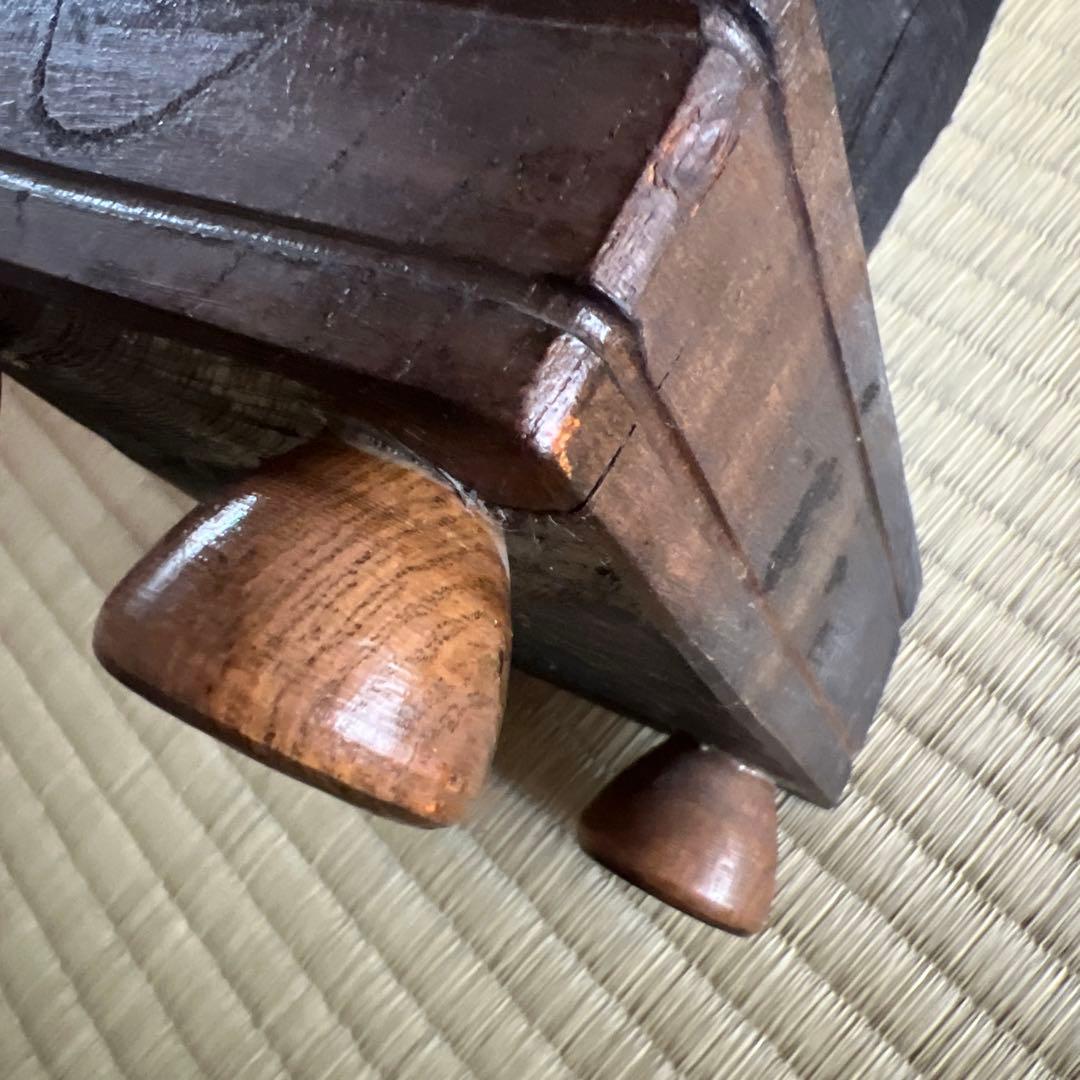 黒い木製の抽象彫刻