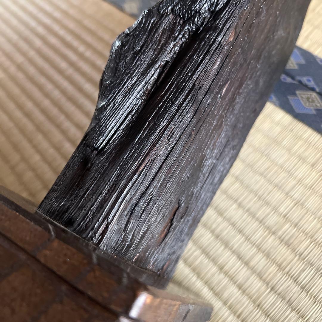 黒い木製の抽象彫刻