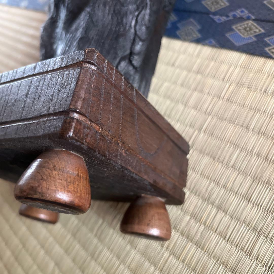 黒い木製の抽象彫刻