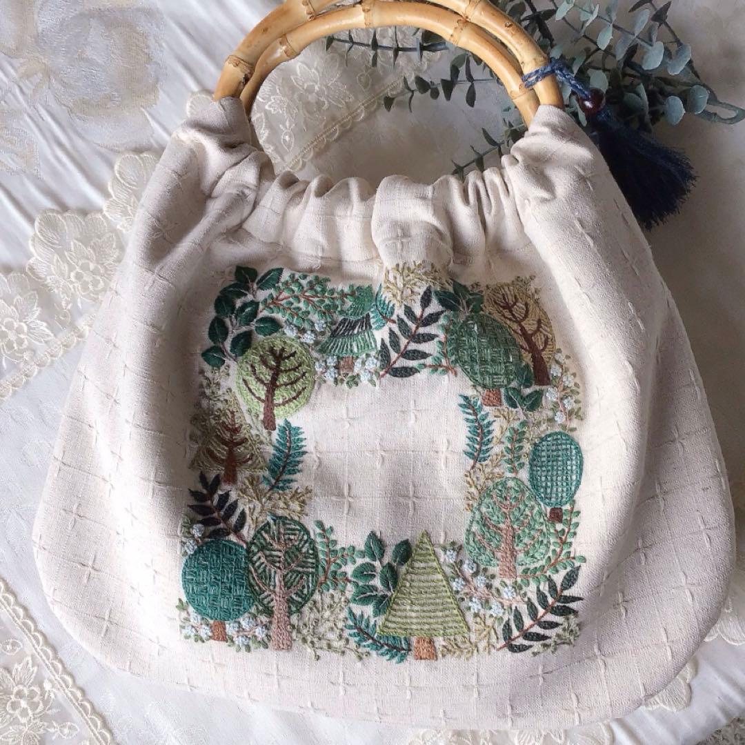 森の散歩道のバンブーバック　手刺繍　ハンドメイド