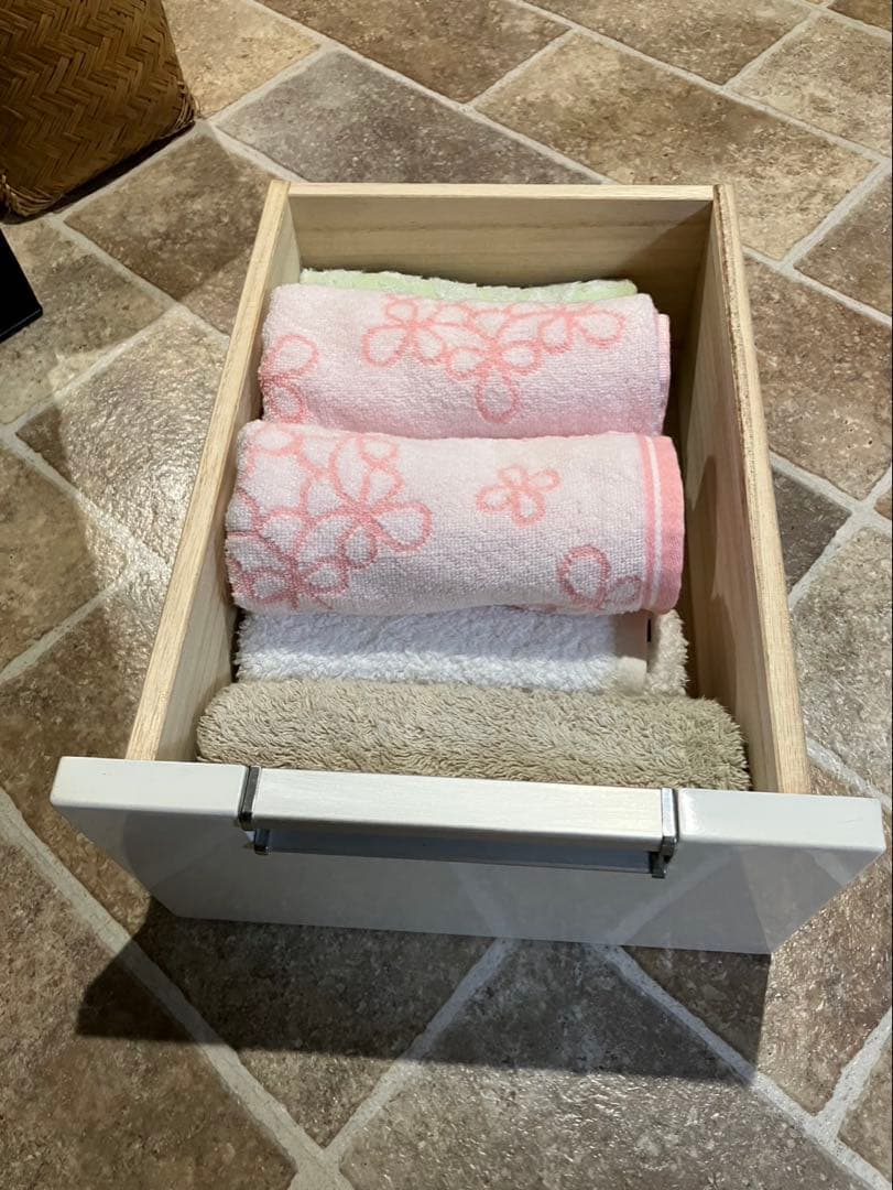 ホワイトキャビネット　収納棚　隙間収納　幅30㌢　本棚