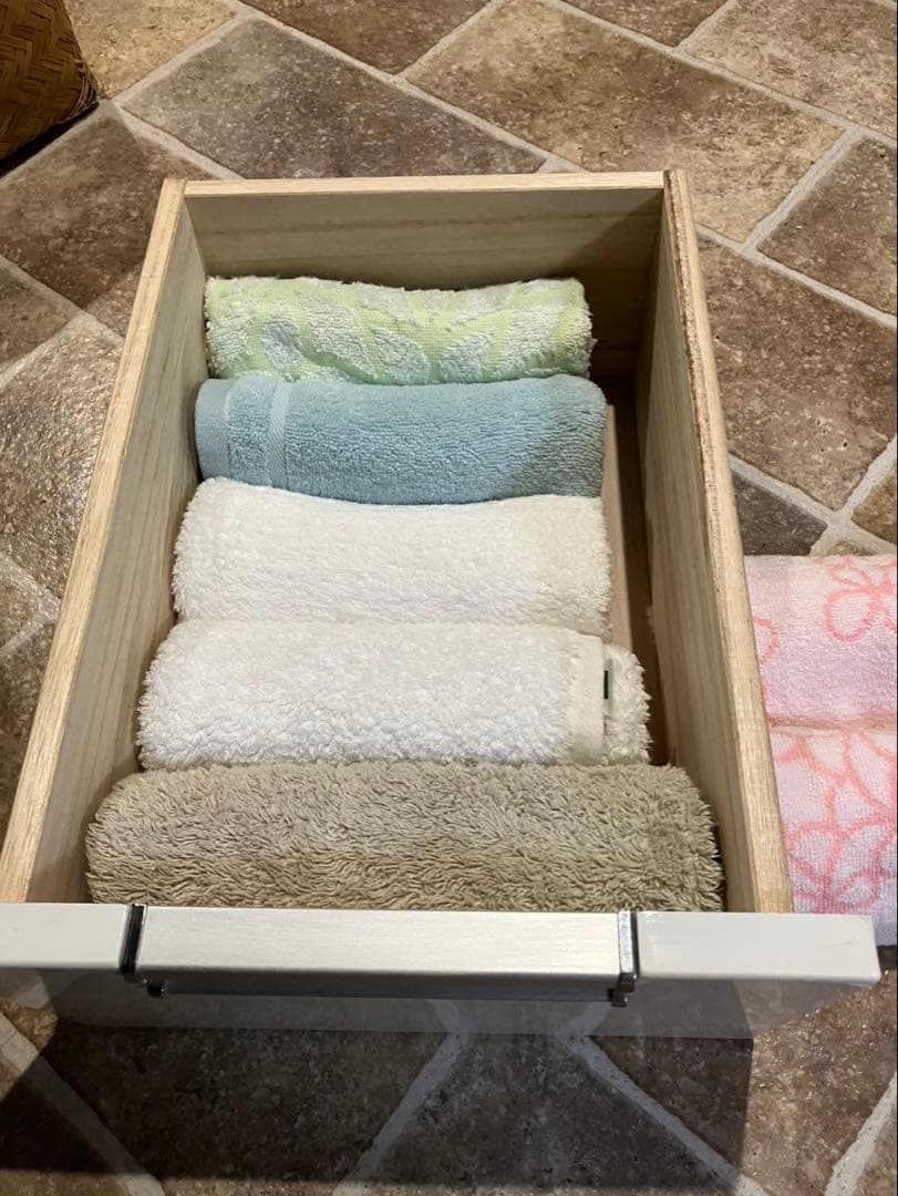 ホワイトキャビネット　収納棚　隙間収納　幅30㌢　本棚