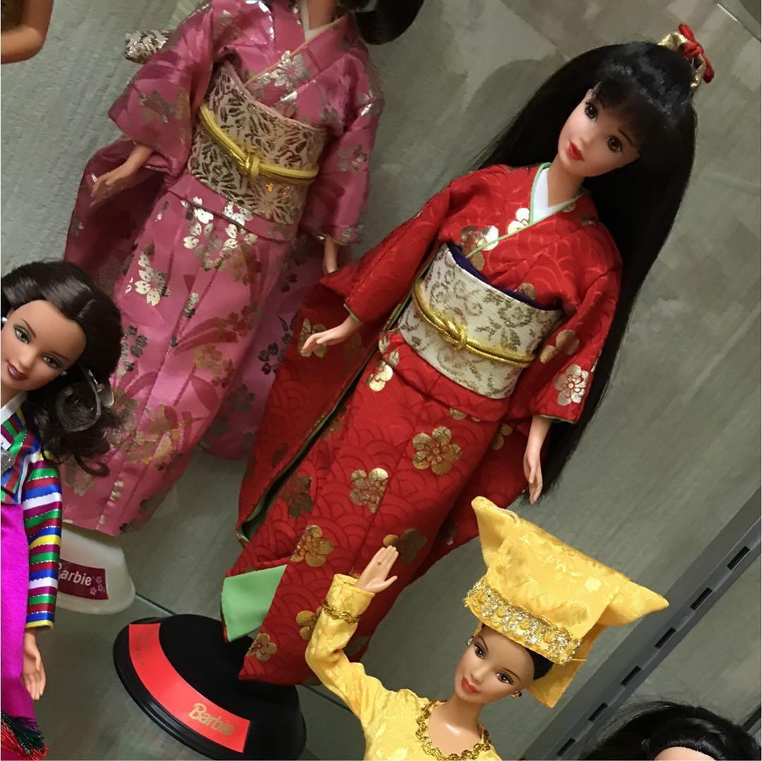赤い着物のバービー　お正月　賀正　お年賀