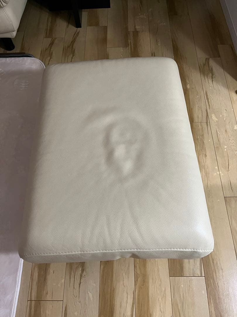 クリーム色レザーオットマン 東京インテリアで購入