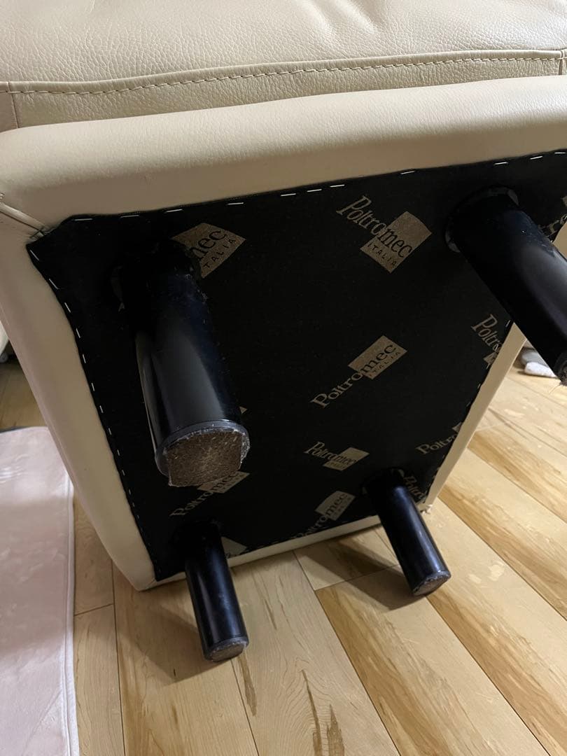 クリーム色レザーオットマン 東京インテリアで購入