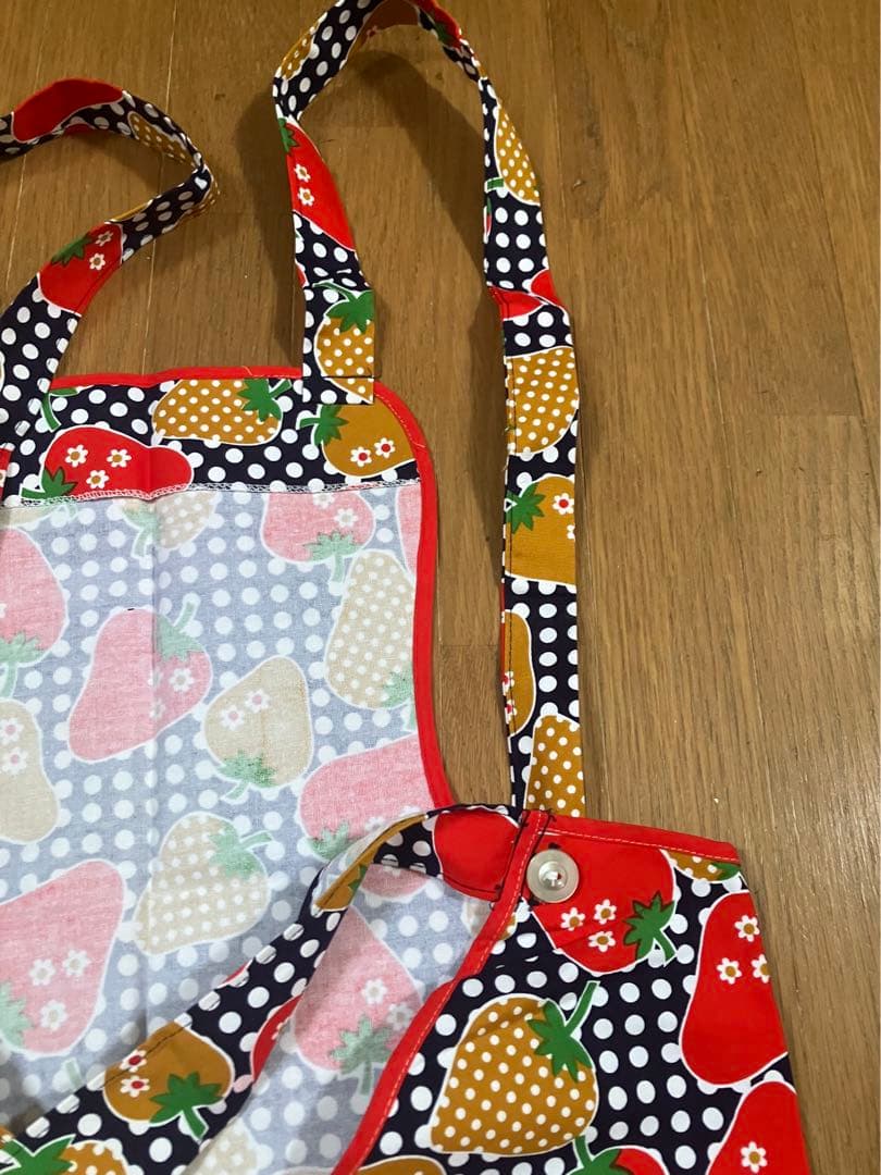 昭和レトロ　イチゴがかわいいエプロン　ストロベリーエプロン　日本製　レトロ