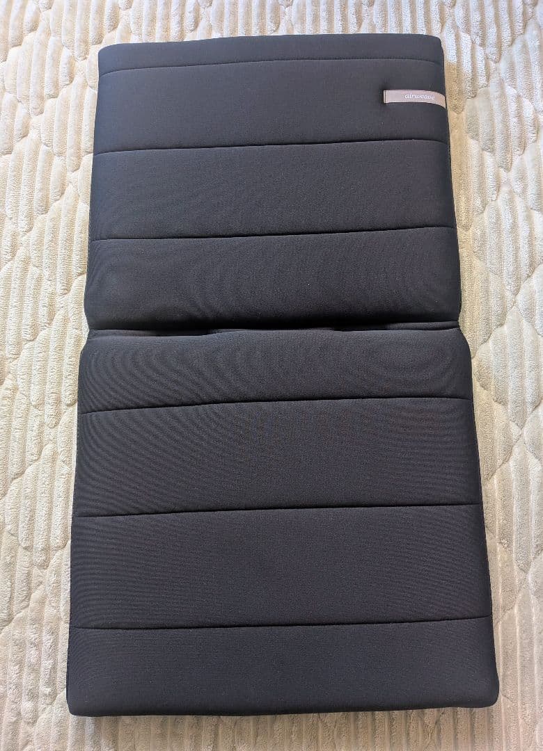 [新品] エアウィーヴ 座クッション ブラック　二つ折りタイプ
