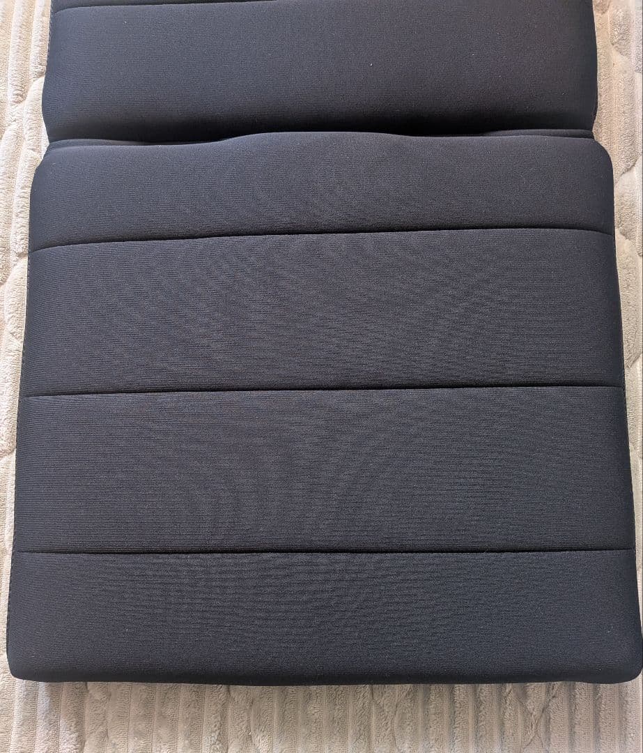 [新品] エアウィーヴ 座クッション ブラック　二つ折りタイプ